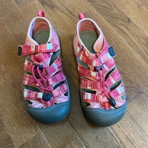 Girls size 3 keens
